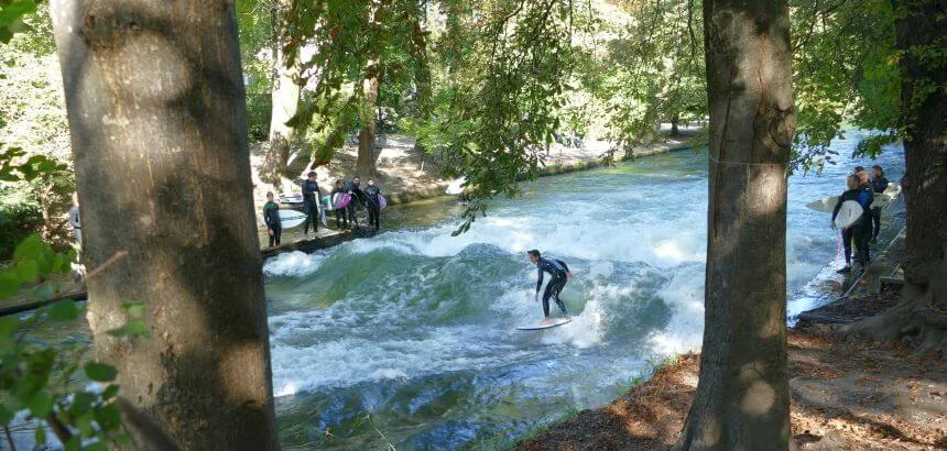 Stehende Welle München_der Eisbach ist die bekannteste River Wave Deutschlands Stehende Welle München_der Eisbach ist die bekannteste River Wave Deutschlands