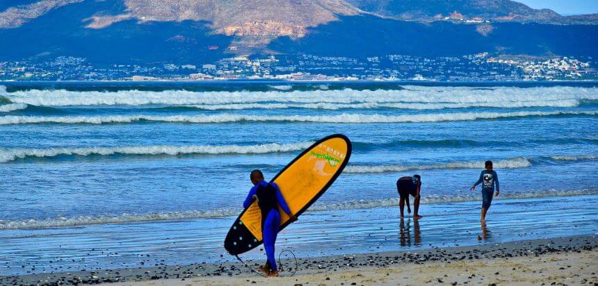 Surfer in Muizenberg bei Kapstadt