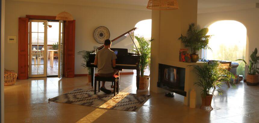 Das Wohnzimmer im Dreamsea Surfcamp in Sintra ist sogar mit einem Konzertflügel ausgestattet