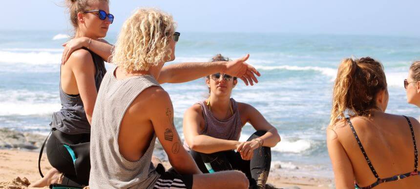 Dreamsea Surfcoach Matty bei der Surf Theorie Einheit am Strand von Magoito in Portugal