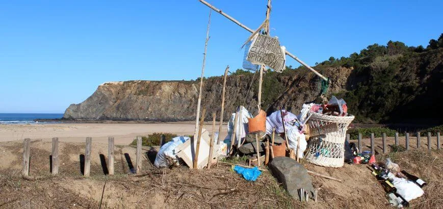 Müll Mahnmal am Praia de Odeceixe_Alentejo_Wildcampen Portugal Müll Mahnmal am Praia de Odeceixe_Alentejo_Wildcampen Portugal