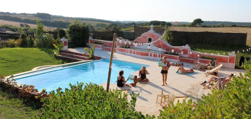Pool und Garten vom Dreamsea Surf House in Portugal