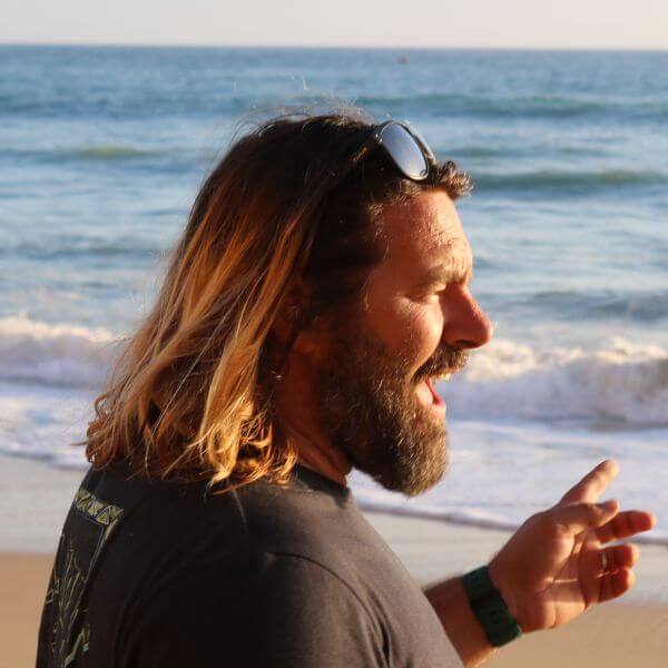 Surfcoach Dean Gough bei der Arbeit in Portugal