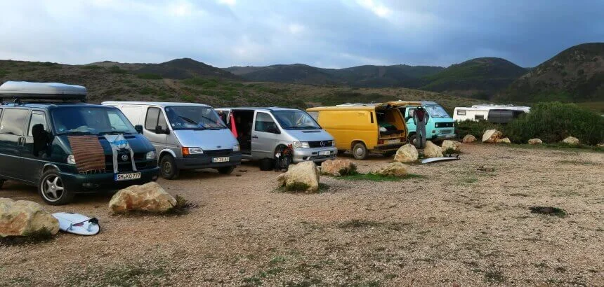 Wildcamper am Praia do Amado in Portugal_Algarve Wildcamper am Praia do Amado in Portugal_Algarve