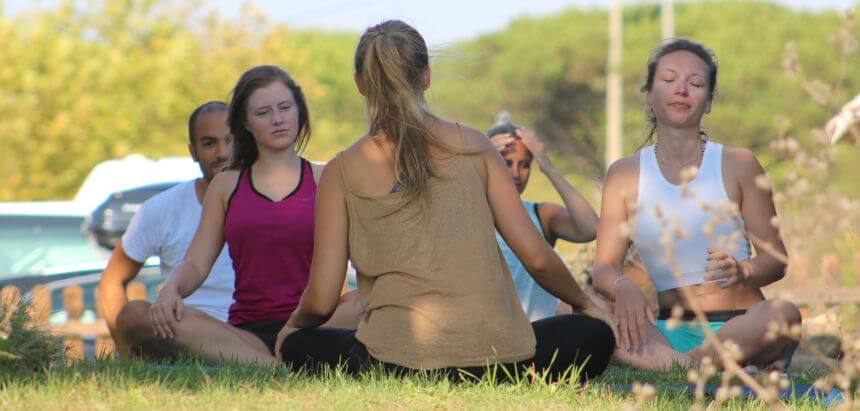 Yoga im Garten vom Dreamsea Surfcamp Portugal in Sintra