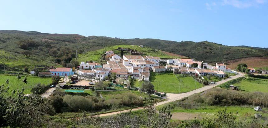 Aldeia da Pedralva liegt im hügeligen Hinterland der Algarve Aldeia da Pedralva liegt im hügeligen Hinterland der Algarve