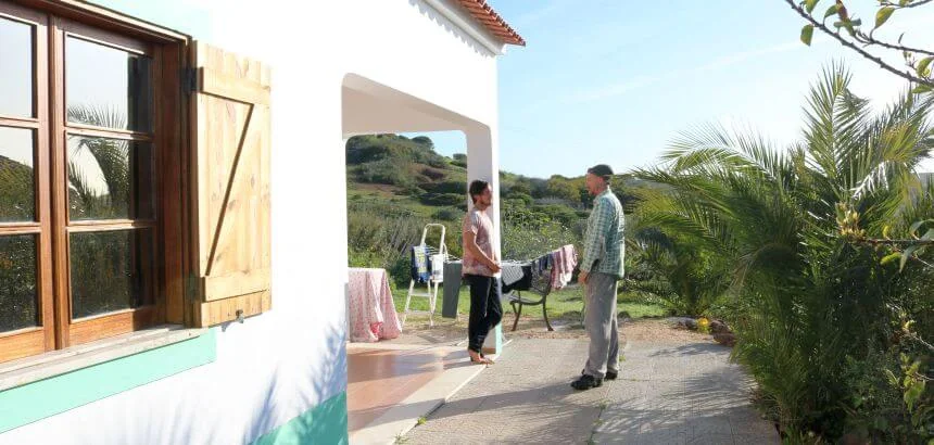 Casa Pulpo Surf Lodge Portugal_Gastberber Nils im Gespräch mit einem seiner Gäste Casa Pulpo Surf Lodge Portugal_Gastberber Nils im Gespräch mit einem seiner Gäste