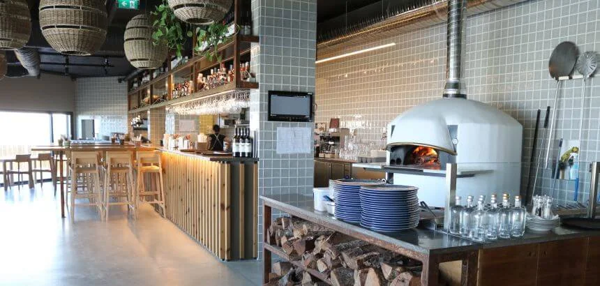 Das Jangada Restaurant im You and the sea Surf Hotel Portugal bietet stilvolles Ambiente und wirklich gutes Essen Das Jangada Restaurant im You and the sea Surf Hotel Portugal bietet stilvolles Ambiente und wirklich gutes Essen
