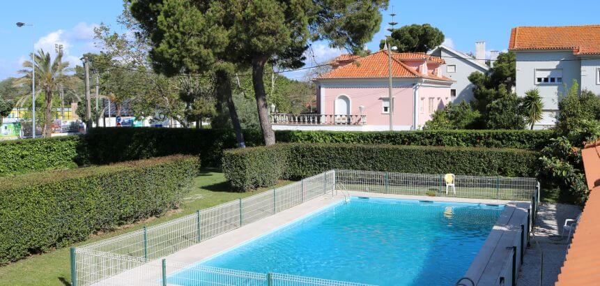 Der Pool der Lisbon Surf Villa an der Costa da Caparica