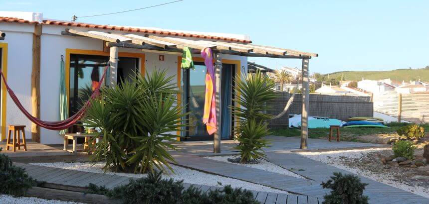 Die Studios vom Good Feeling Surf Hostel bieten Bad und Terrasse