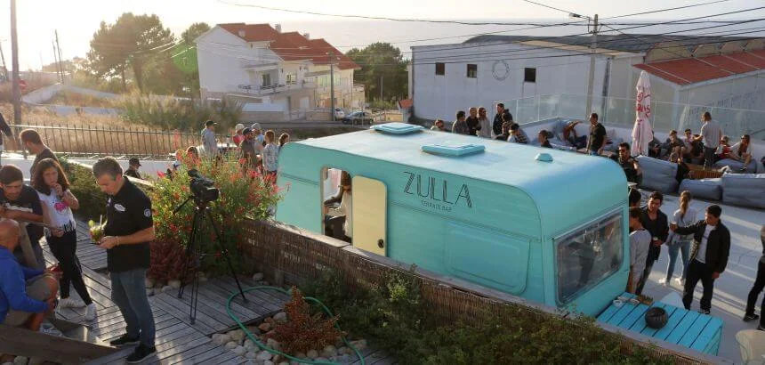 Die Zulla Bar in Nazaré wird im Sommer zum Treffpunkt der Locals Die Zulla Bar in Nazaré wird im Sommer zum Treffpunkt der Locals