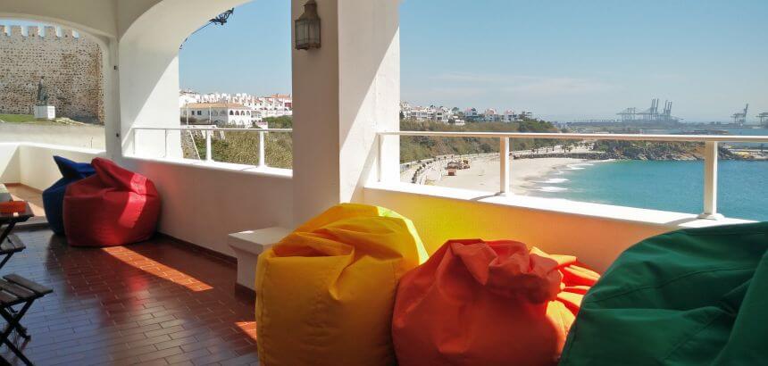 Terrasse mit Meerblick im Allmar Surf Hostel Portugal Terrasse mit Meerblick im Allmar Surf Hostel Portugal