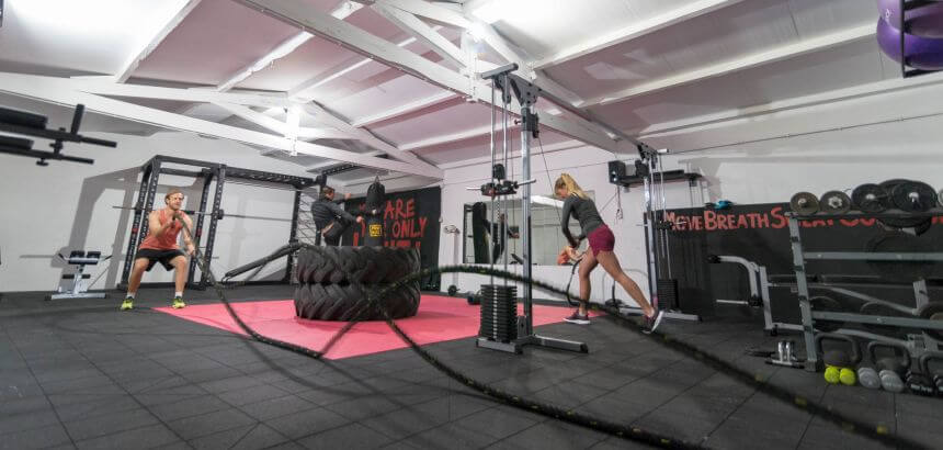 Yoyo Terhorst und Julia Schucht beim Training im Janga Fitnessstudio