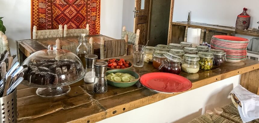 Das morgendliche Buffet im Marokko Surfcamp Nice Base_Vegan, vielseitig, lecker Das morgendliche Buffet im Marokko Surfcamp Nice Base_Vegan, vielseitig, lecker
