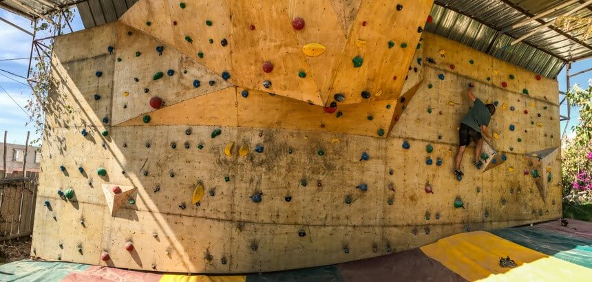In der Nice Base Anlage gibt es eine herausfordernde Kletterwand In der Nice Base Anlage gibt es eine herausfordernde Kletterwand