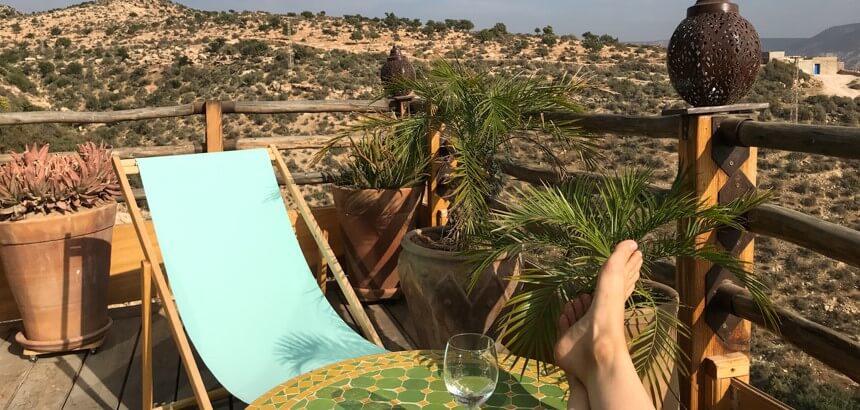 Privater Balkon mit Blick ins hügelige Hinterland von Marokko