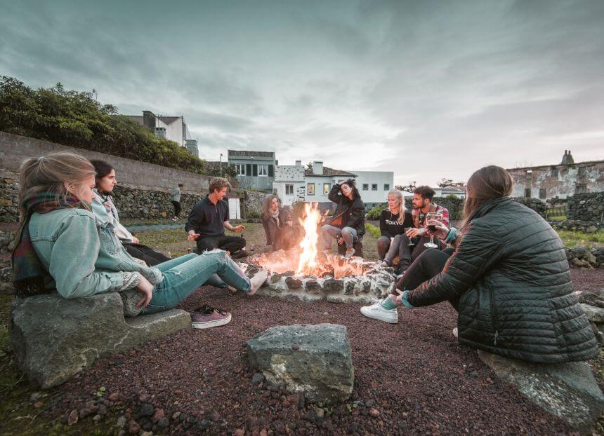 Betreiber Erkik und Joao vom Blacksand Surfcamp Azoren mit den Campgästen beim Lagerfeuer Betreiber Erkik und Joao vom Blacksand Surfcamp Azoren mit den Campgästen beim Lagerfeuer