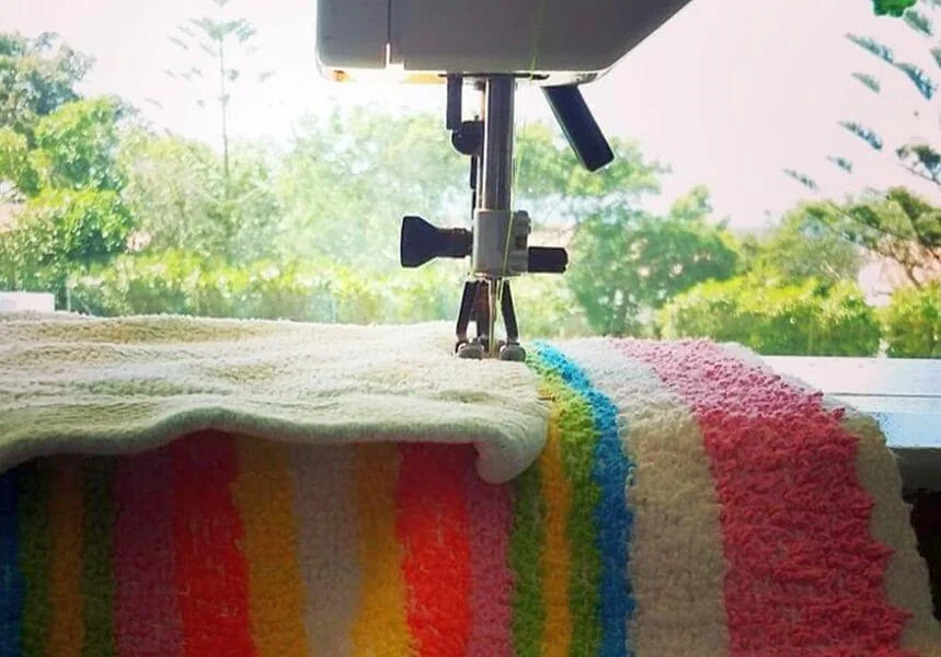 Die nachhaltigen Peeky Ponchos werden Ponchos werden aus alten Handtüchern zusammengenäht