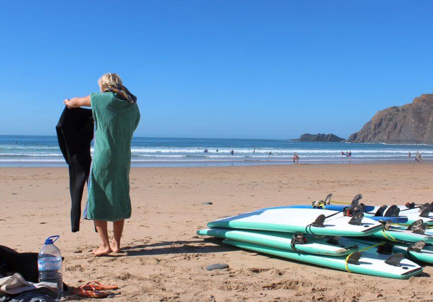 Ein Surf Poncho macht das Umziehen am Strand leichter