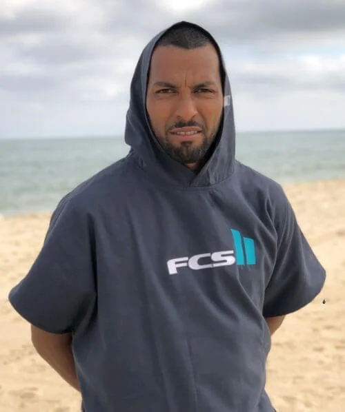 Surf Poncho Test Ben trägt den FCS Poncho