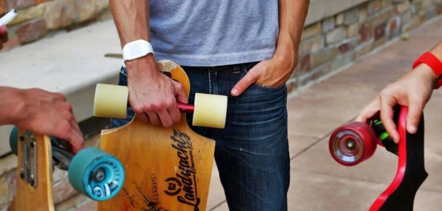 Auch auf die Achsen kommt es an. Die Qual der Wahl beim Longboard-Kauf Auch auf die Achsen kommt es an. Die Qual der Wahl beim Longboard-Kauf
