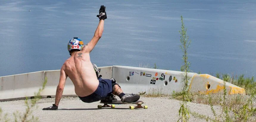 Radikal Downhill mit dem Longboard Radikal Downhill mit dem Longboard