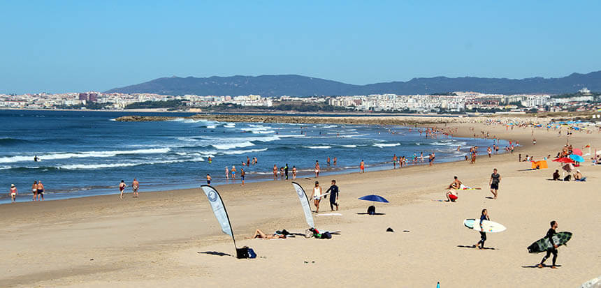 Belebter Strand an der Costa da Caparica