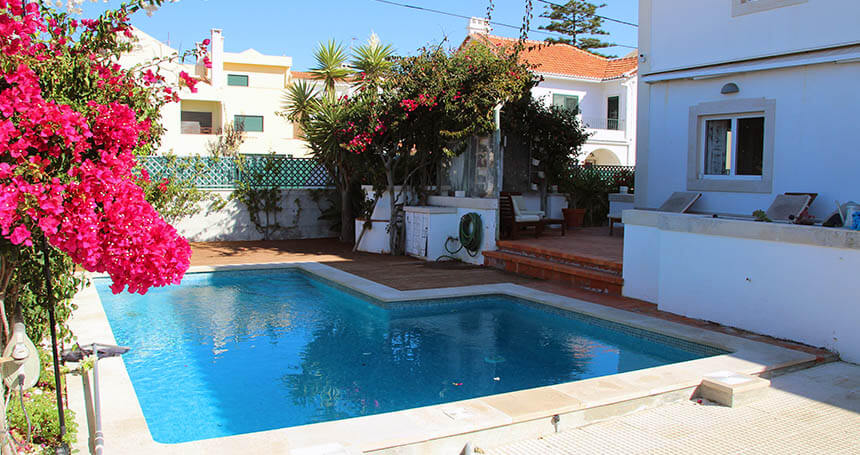 Der Pool in der Eco Lodge Caparica in Portugal lädt zum Entspannen ein