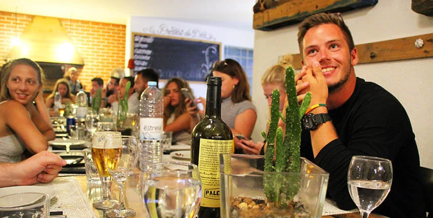 Glückliche Gesichter beim Tapas Abend vom Pure Surfcamp in Portugal