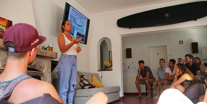 Ines vom Pure Surfcamp Portugal erklärt in der Surftheorie wie Wellen entstehen