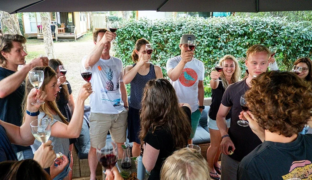 Rotwein aus Bordeaux zum Anstoßen auf eine erfolgreiche und lustige Surfwoche