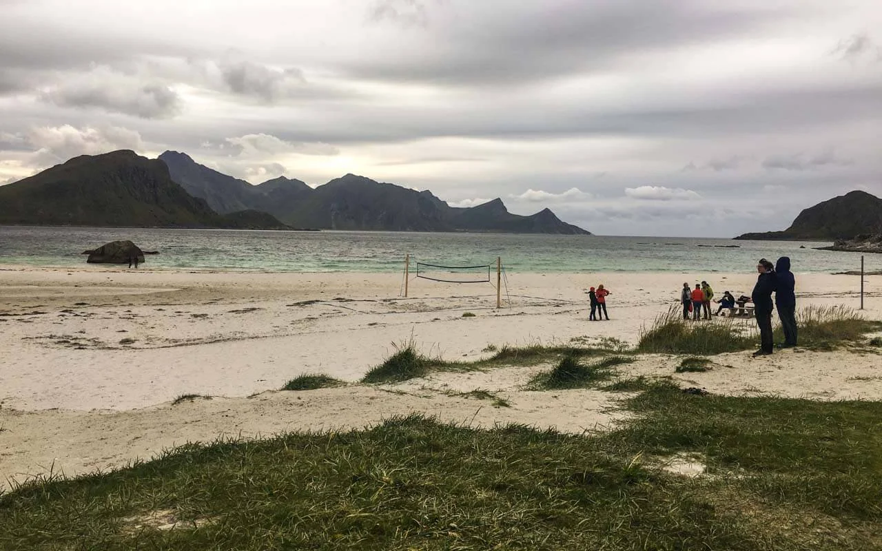 surfen-lofoten-beachvolleyball-haukland-beach