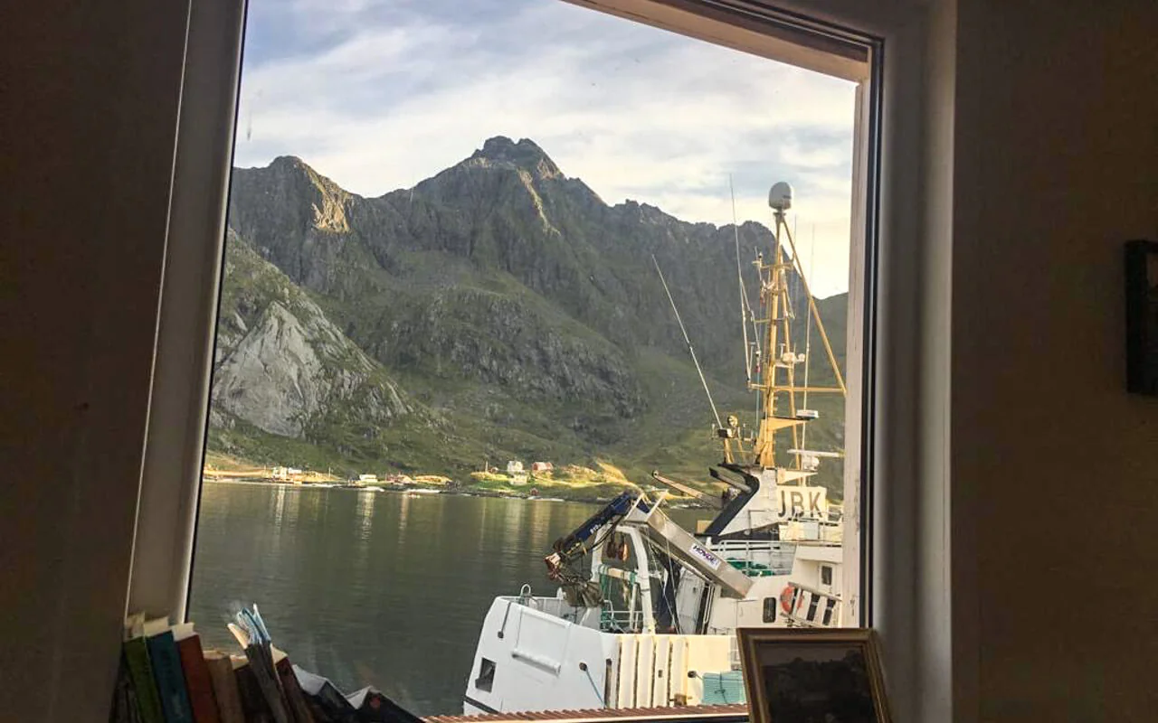surfen-lofoten-blick-auf-den-himmeltindan