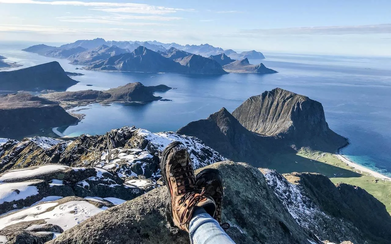 surfen-lofoten-himmeltindan-gipfel
