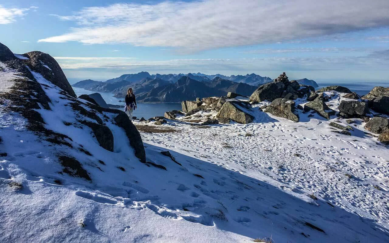 surfen-lofoten-himmeltindan-weg-schnee