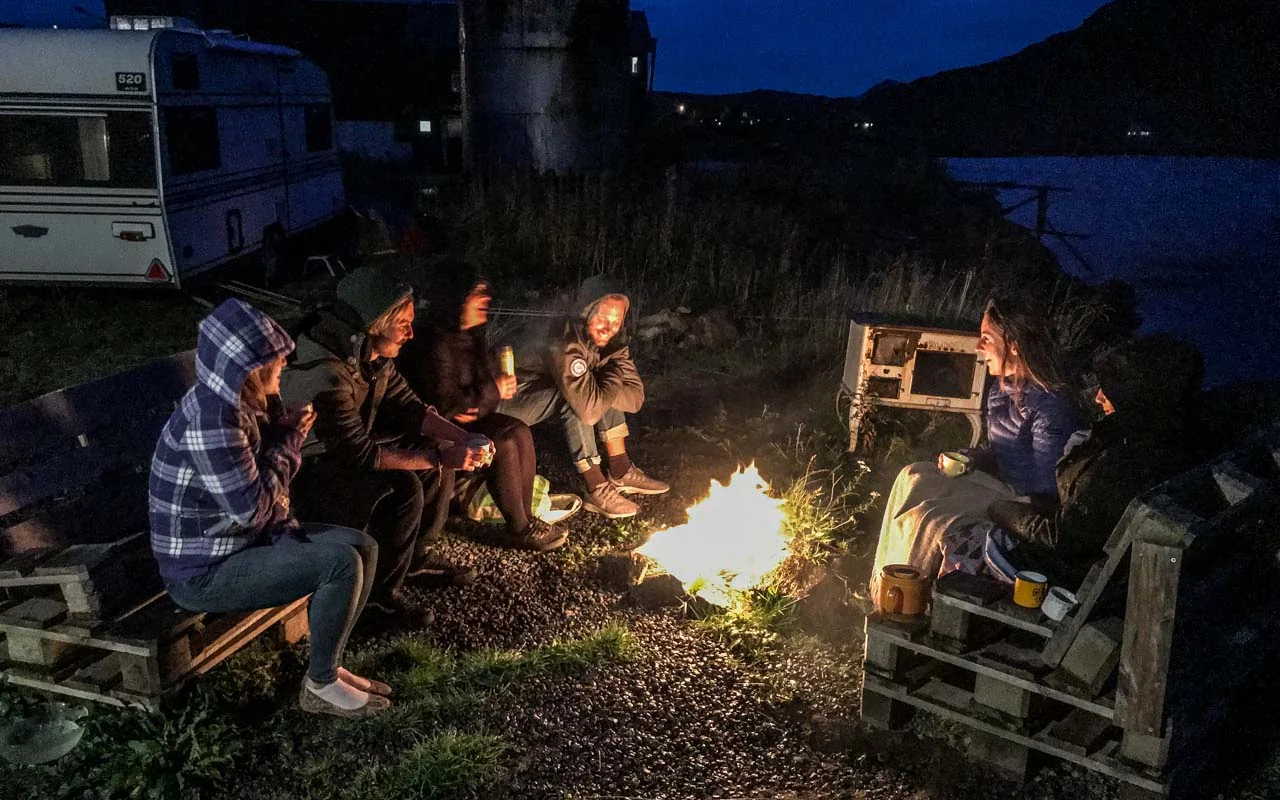surfen-lofoten-lodge-feuerstelle