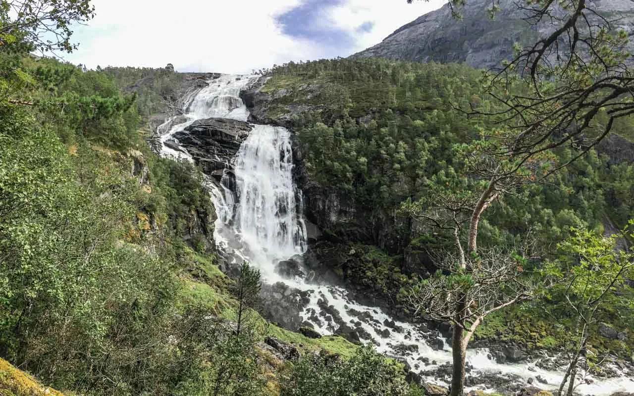 surfen-lofoten-wasserfaelle