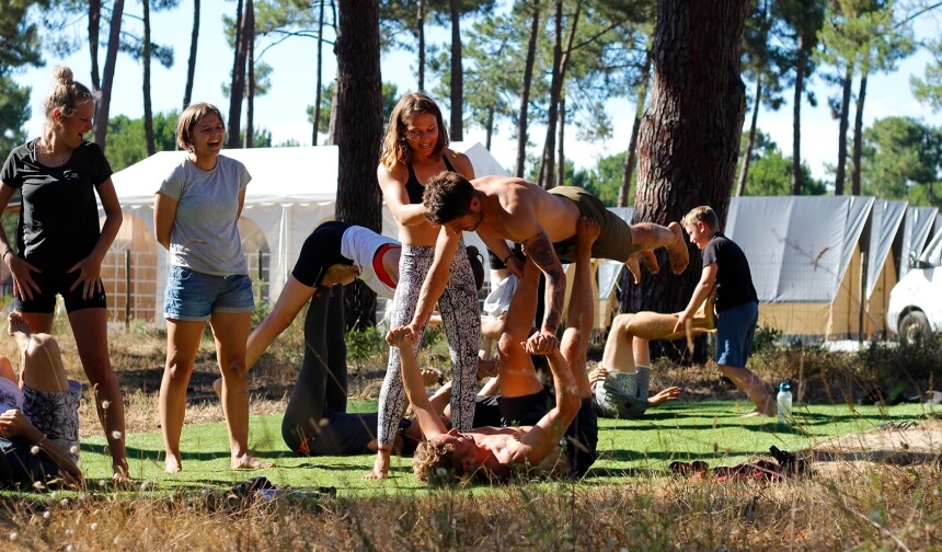 Acroyoga Session im Pinienwald