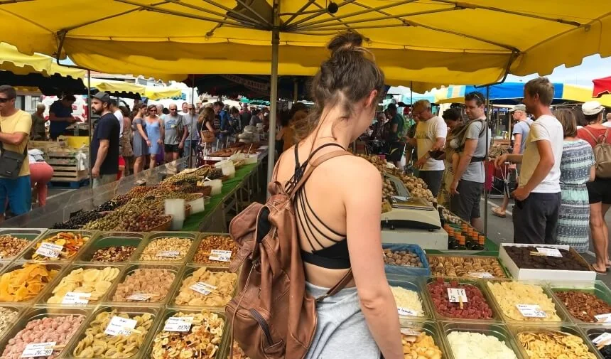 Authentischer Markt im südfranzösischen Surfer-Ort Montalivet