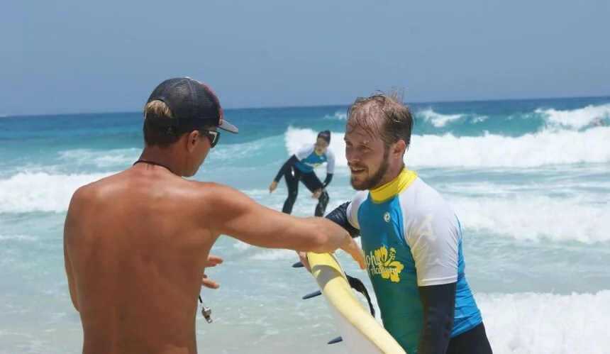 Die Aloha Surf Academy in Corralejo ist eine renommierte Surfschule Fuerteventura Die Aloha Surf Academy in Corralejo ist eine renommierte Surfschule Fuerteventura