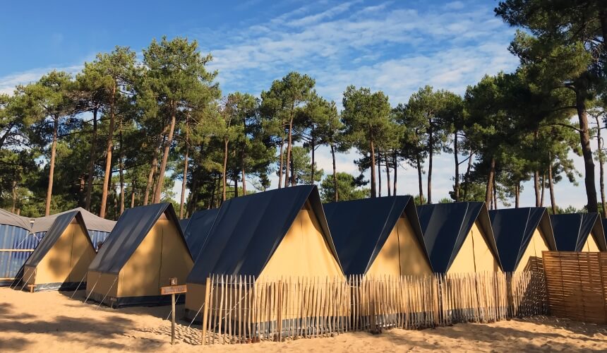 Die Zelte im Surmmersurf Camp Frankreich sind modern ausgestattet