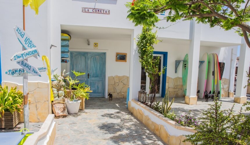 Eingang vom La Cometa Surfhaus in Corralejo