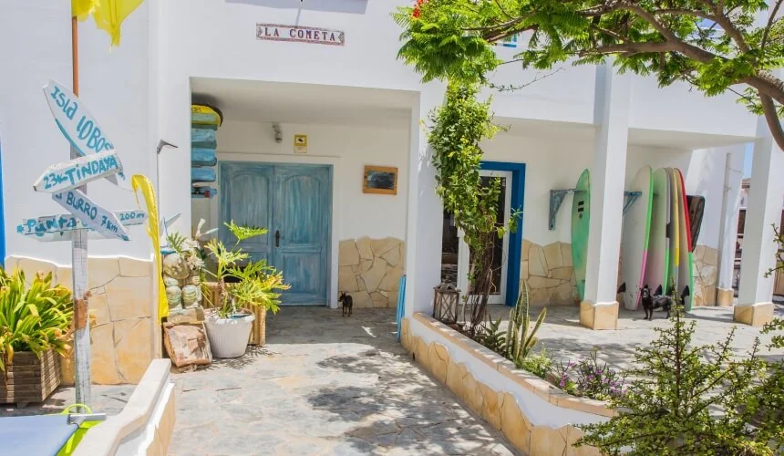 Eingang vom La Cometa Surfhaus in Corralejo Eingang vom La Cometa Surfhaus in Corralejo