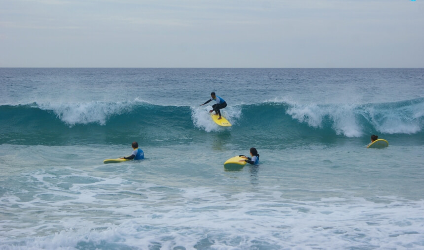 Surfcamp Fuerteventura mit Surftraining in grünen Wellen_Aloha Surf Academy