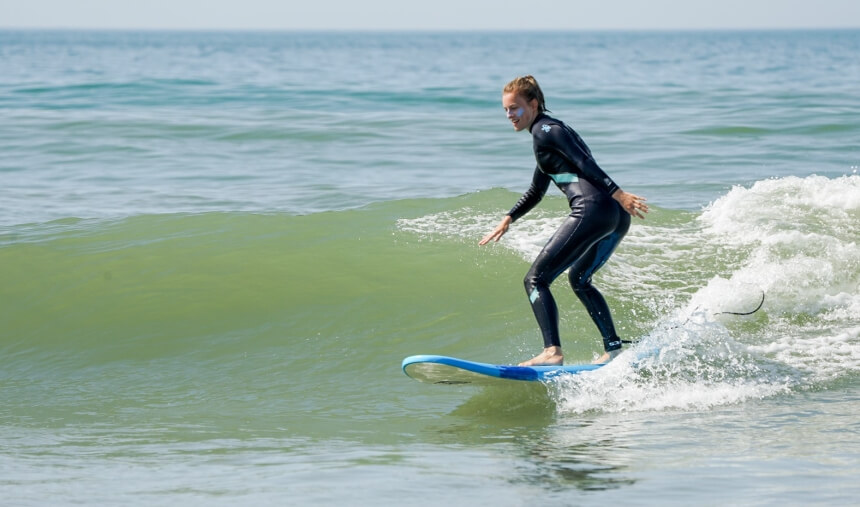 Surfkurs mit grüner Welle bei Summersurf in Frankreich