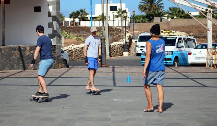 Techniktraining mit Surf Skates bei der Aloha Surf Academy Surfschule Fuerteventura