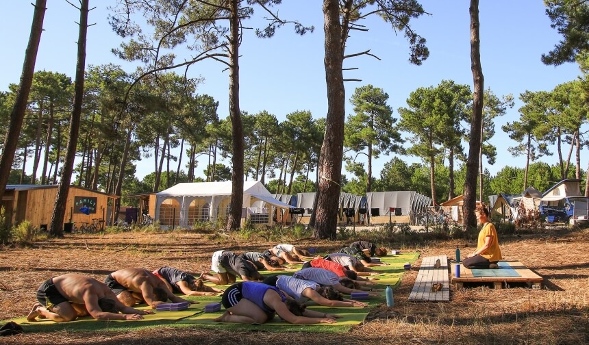 Yogakurs im Pinienwald von Montalivet