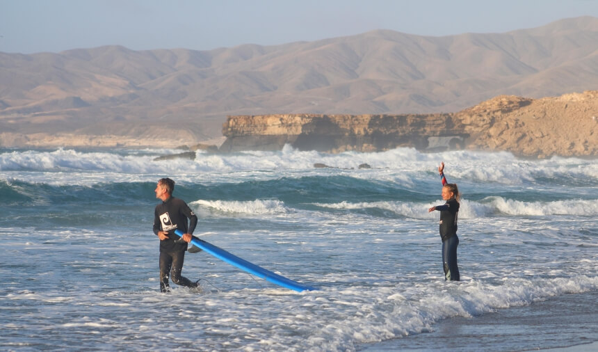 Ralf und Frida vom Nalusurf Surfcamp Fuerteventura am playa de La Pared