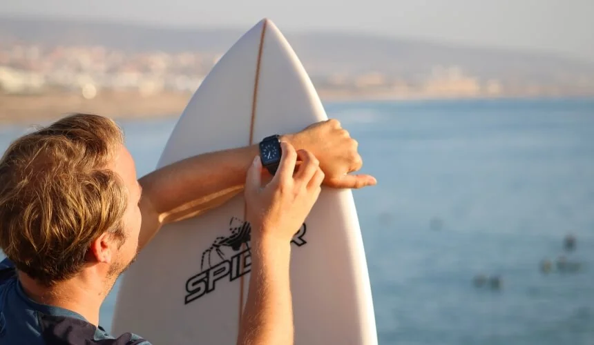 Der Surfnomade schraubt an der Tide Watch Der Surfnomade schraubt an der Tide Watch