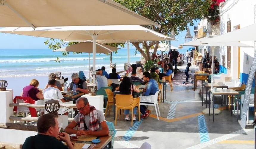 Die Strandpromenade von Taghazout in Marokko verströmt einen mediterranen Viibe